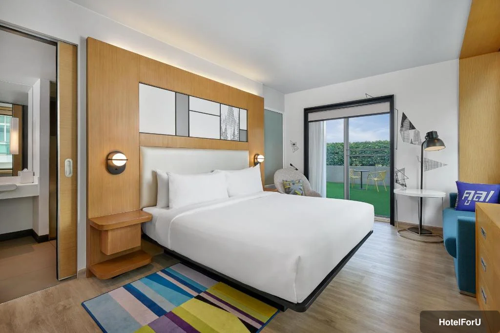 Aloft Bangkok Sukhumvit 11 - Savvy Suite, 1 Bedroom Suite, 1 King, City view, High floor, Balcony, Whirlpool - Bed