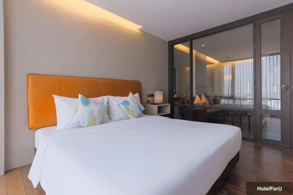 Balcony Courtyard Sriracha Hotel & Serviced Apartments - Luxury 1 bedroom - Bed
