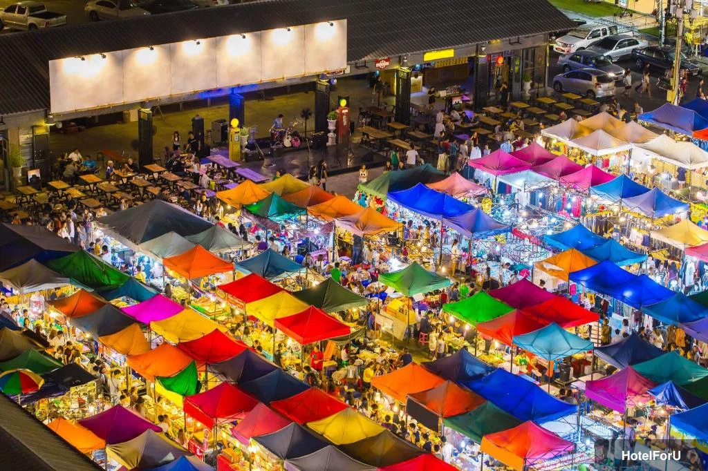 Column Bangkok - Rod Fai Night Market 2 - 3.86 km from property