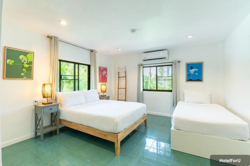 Dolphin Bay Beach Resort - Three-Bedroom Apartment with Balcony - Bed