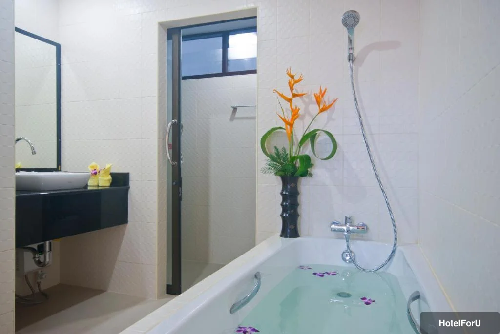 Lipa Bay Resort - Bathroom