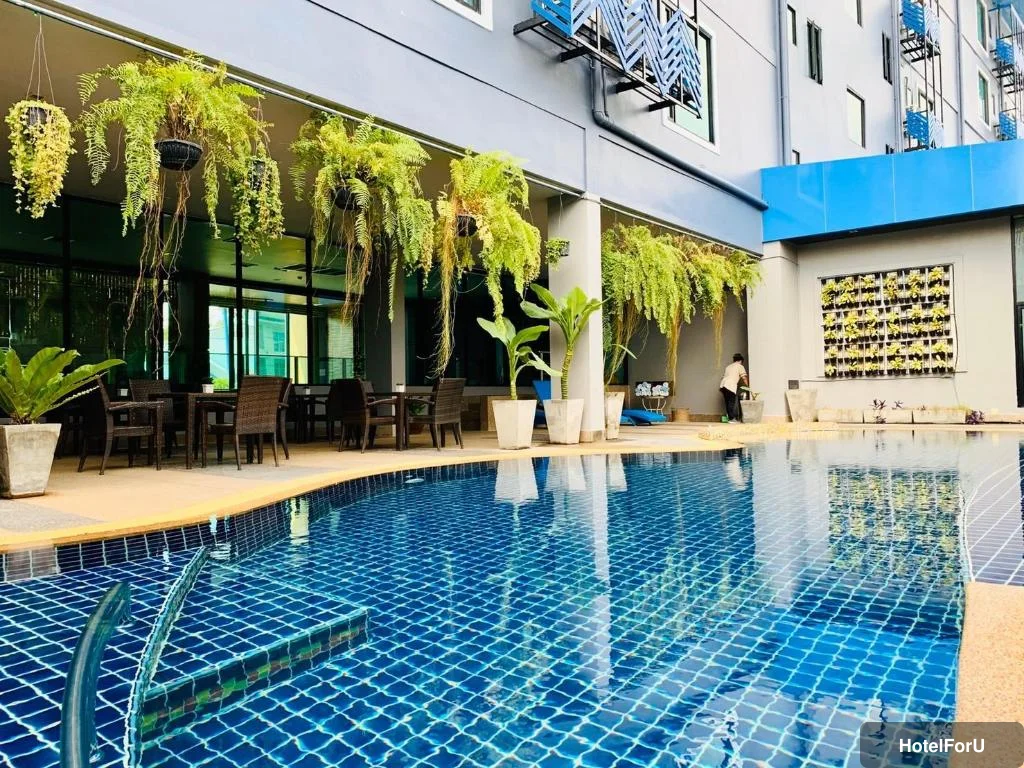 Mantra Varee Hotel - Swimming pool