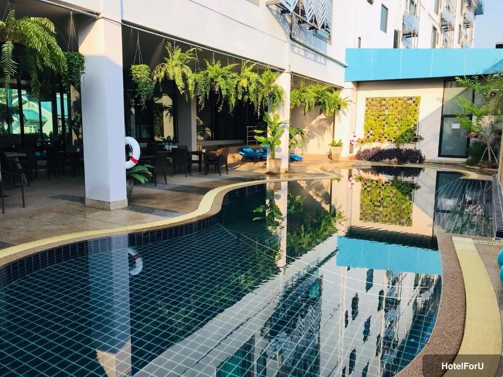 Mantra Varee Hotel - Swimming pool