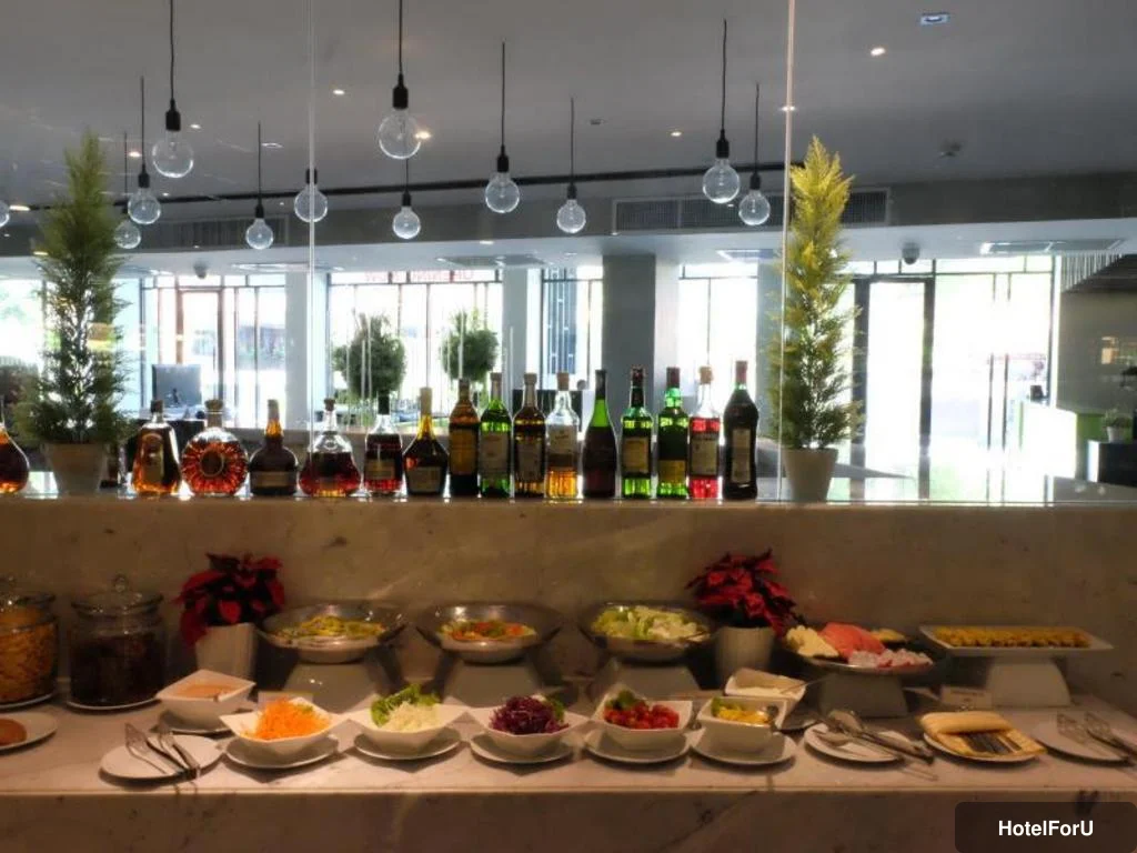 Season Five Hotel - Buffet